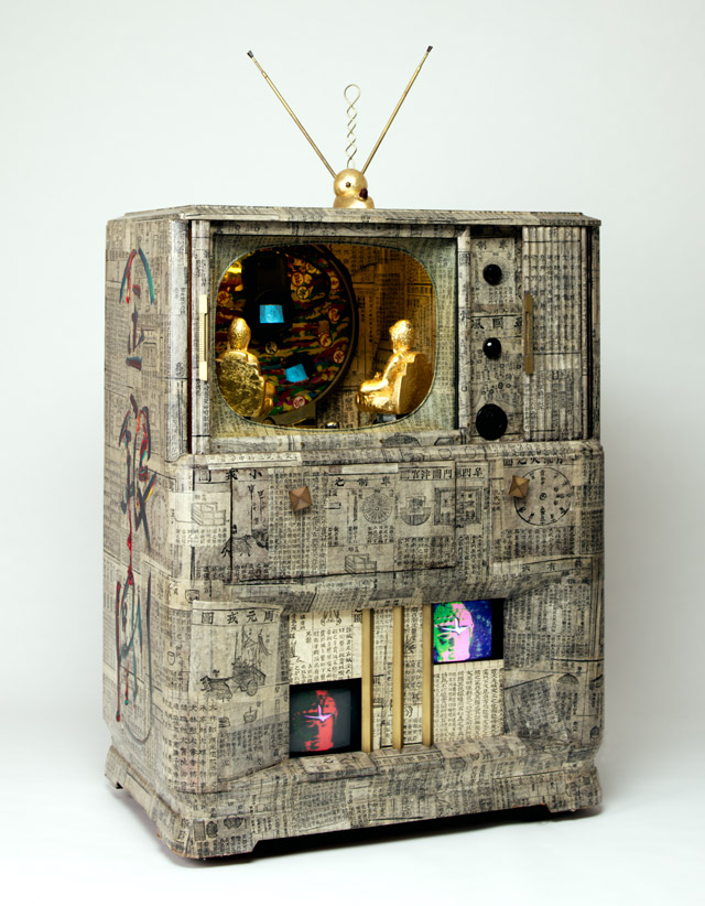 Nam June Paik, Buddha game, 1991, television set, pages from a printed book, two gold leaf wooden Buddhas, neon, antenna,  five television monitors, 147.3 x 92.7 x 59.7 cm. Art Gallery of New South Wales. Purchased 2002 © Nam June Paik Estate 