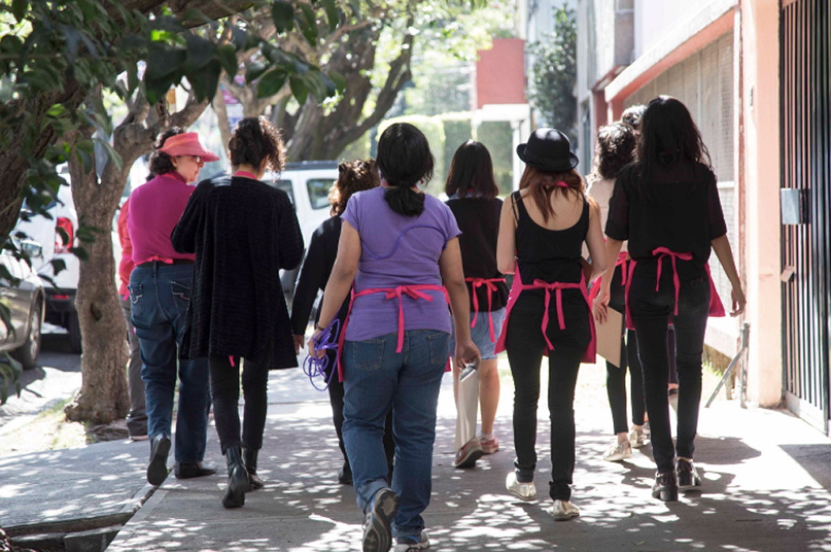 Fig. 4. Mónica Mayer and members of the workshop collecting responses for the reactivation of El Tendedero (The Clothesline), January 9, 2016, Mexico City. Photo courtesy of Yuruen Lerma.