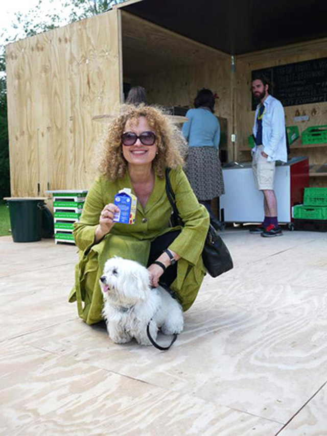 Fig. 4a: Carolyn Christov-Bakargiev with her dog Darsi,  Photographer unknown, Source: Internet.
