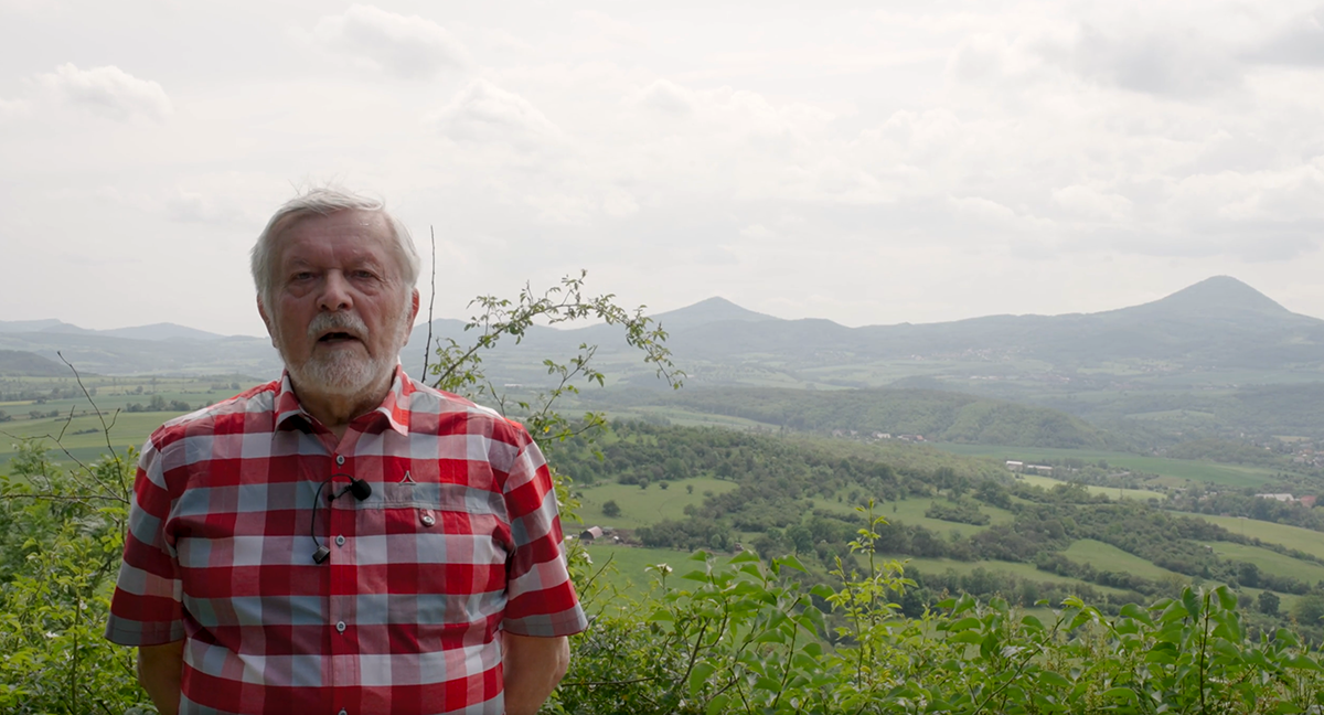 Frank Richter near Teplice in front of Milešovka mountain, 2024, Screenshot from a film  for the Friedrich’s Landscapes map © Staatliche Kunstsammlungen Dresden, Film by: Franke
