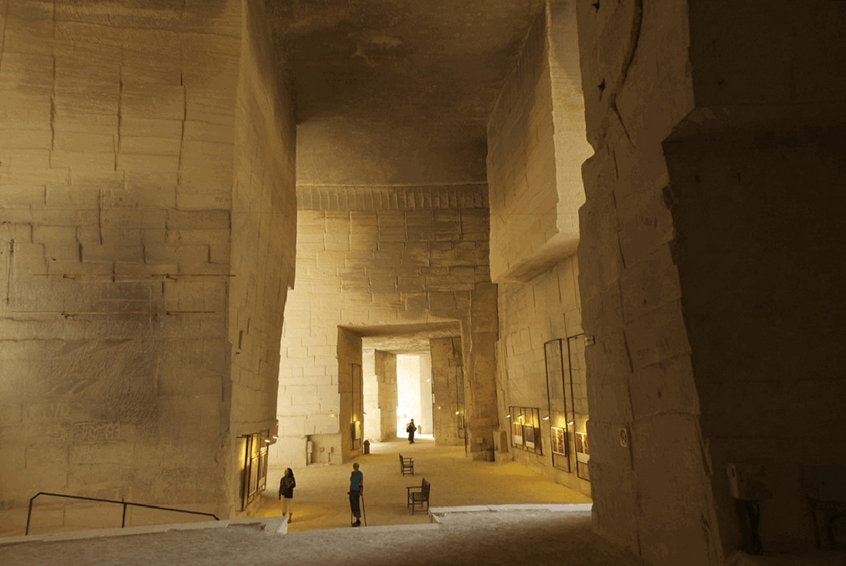 Cathedral of Images in Les-Beaux-de-Provence, France, northern hall, 2011. Photograph by © Hans Plantinga