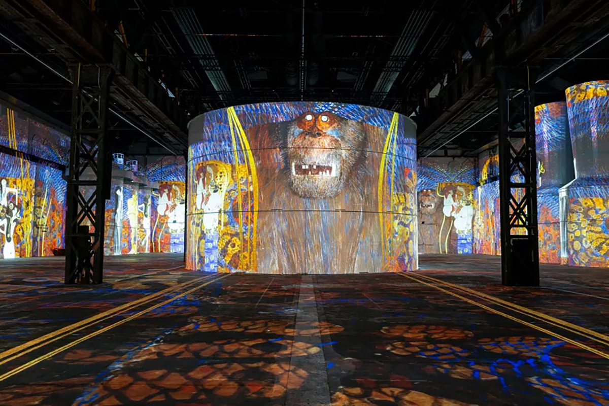 Exhibition view of Gustav Klimt, Gold und Farbe, 2024, Phoenix des Lumières, Dortmund, Germany  © Culturespaces / Vincent Pinson, https://www.phoenix-lumieres.com/de/gustav-klimt 