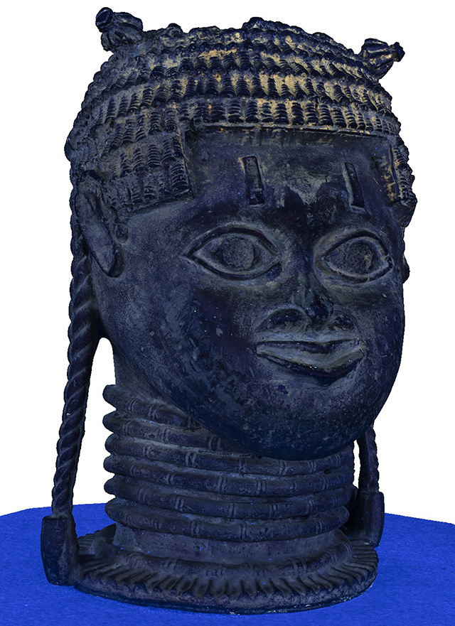 Photogram under UV-Light of  Gedenkkopf (uhunmwun-elao) aus Udo,  brass casting, 23,5 x 16,2 x 16,8 cm, Inv.-Nr.: 26228  © Museum für Völkerkunde Dresden,  Staatliche Kunstsammlungen Dresden,  Photogram by: Franke