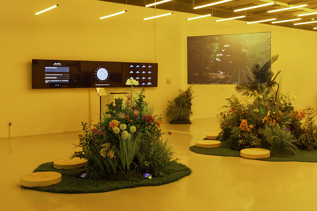 《拟态》《拟态：拟像上的模仿》《拟态：新闻生态》于“巴别瓶”展览。摄影：徐健 ©王旖旎、吴子薇、中心美术馆