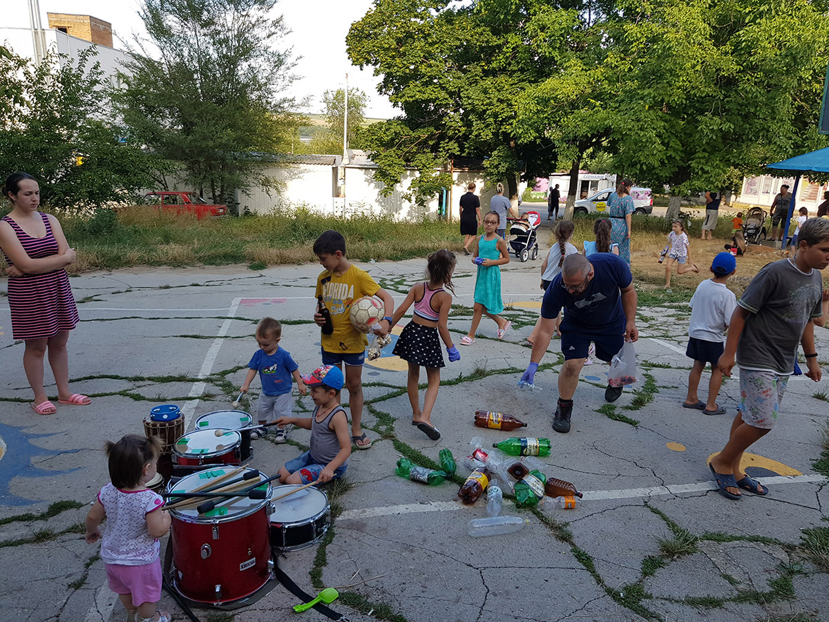 Public Facades, Maria Dragan neighborhood in Ciocana district, Chis,ina˘u (July 22-29, 2019). Percussion workshop facilitated by Ana Popa and Thomas Wood