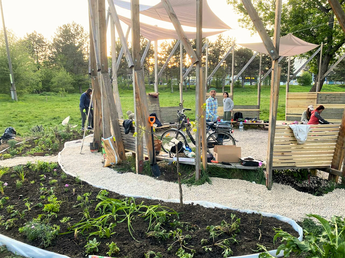 Comunitati Active pentru Democratie Participativa, workshop on urban food forest near the community pavilion  in Calea Orheiului park, May 2025. Photo: Lilia Nenescu. 