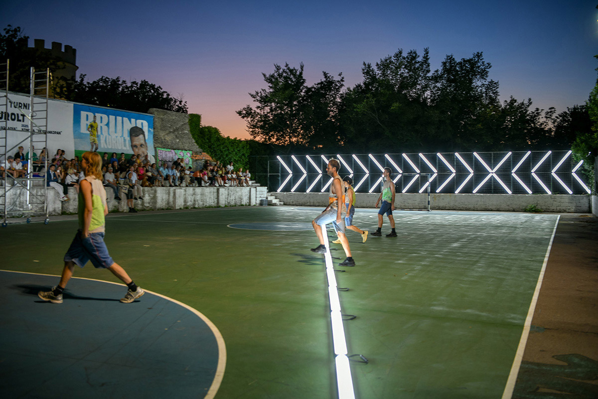 3RD-SPC./RP – no. 4, Time Dilation and EU/rope – a Matter of Perspective, THE HALF THROUGH, choreography by Daniela Georgieva, installation by Martin Pfeifle, with Christoph Speit, Snorre Elvin and David Kummer, Football Field Marakana, Kraljevica, 2023. Photo: Juraj Vuglacˇ.